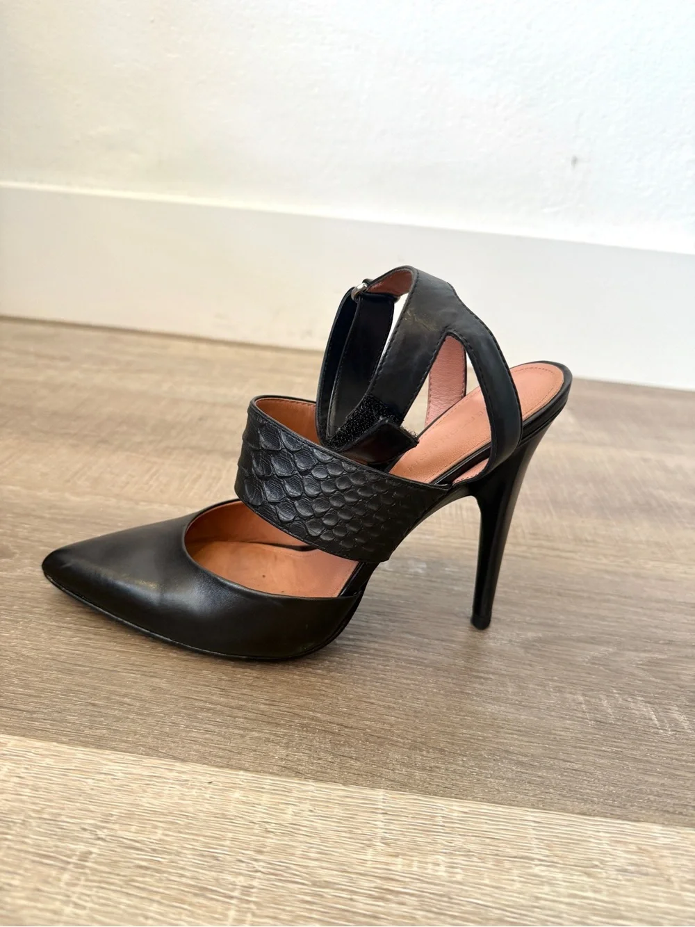 Sigerson Morrison Brielle Size 8 Black Leather Pointed Toe Heels